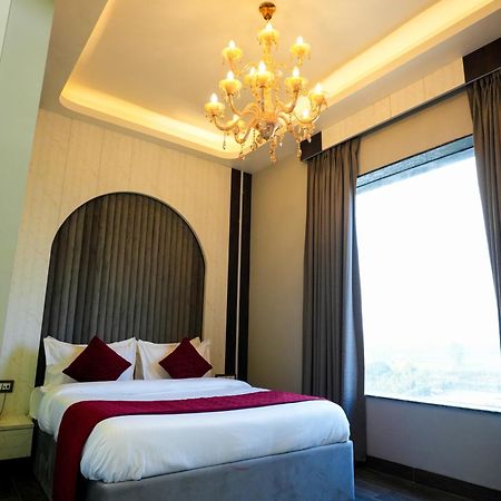 Hotel Adsan Heights Gajraula Esterno foto
