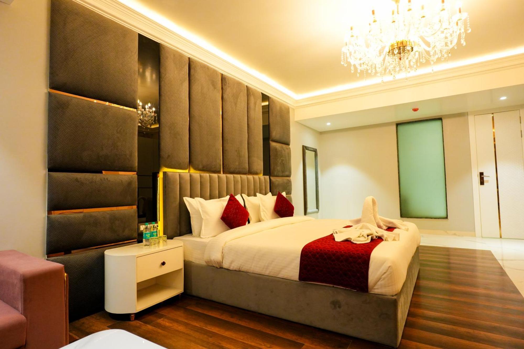 Hotel Adsan Heights Gajraula Esterno foto