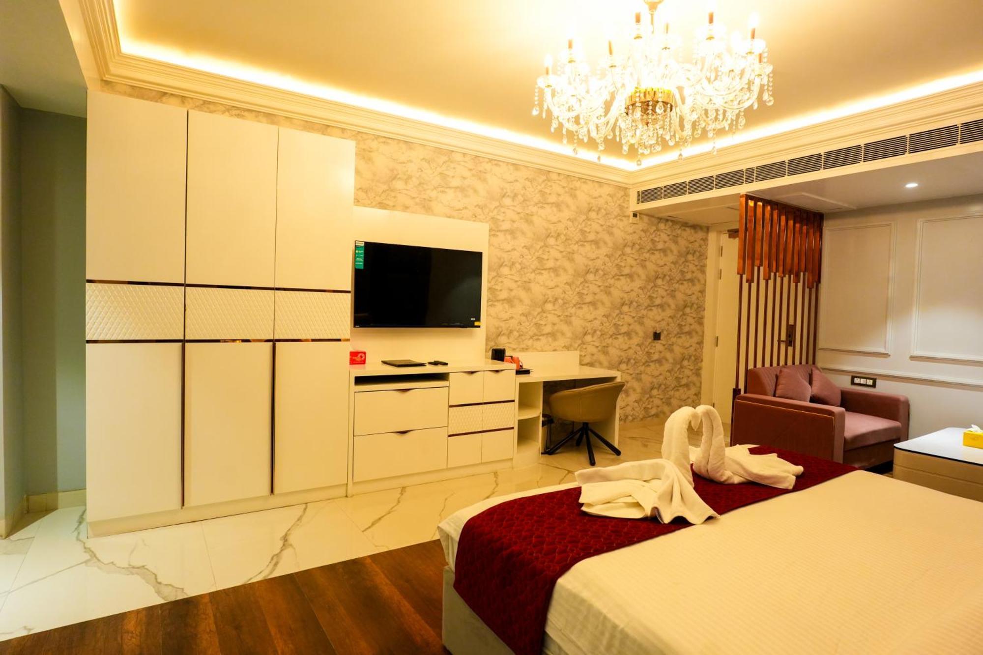 Hotel Adsan Heights Gajraula Esterno foto