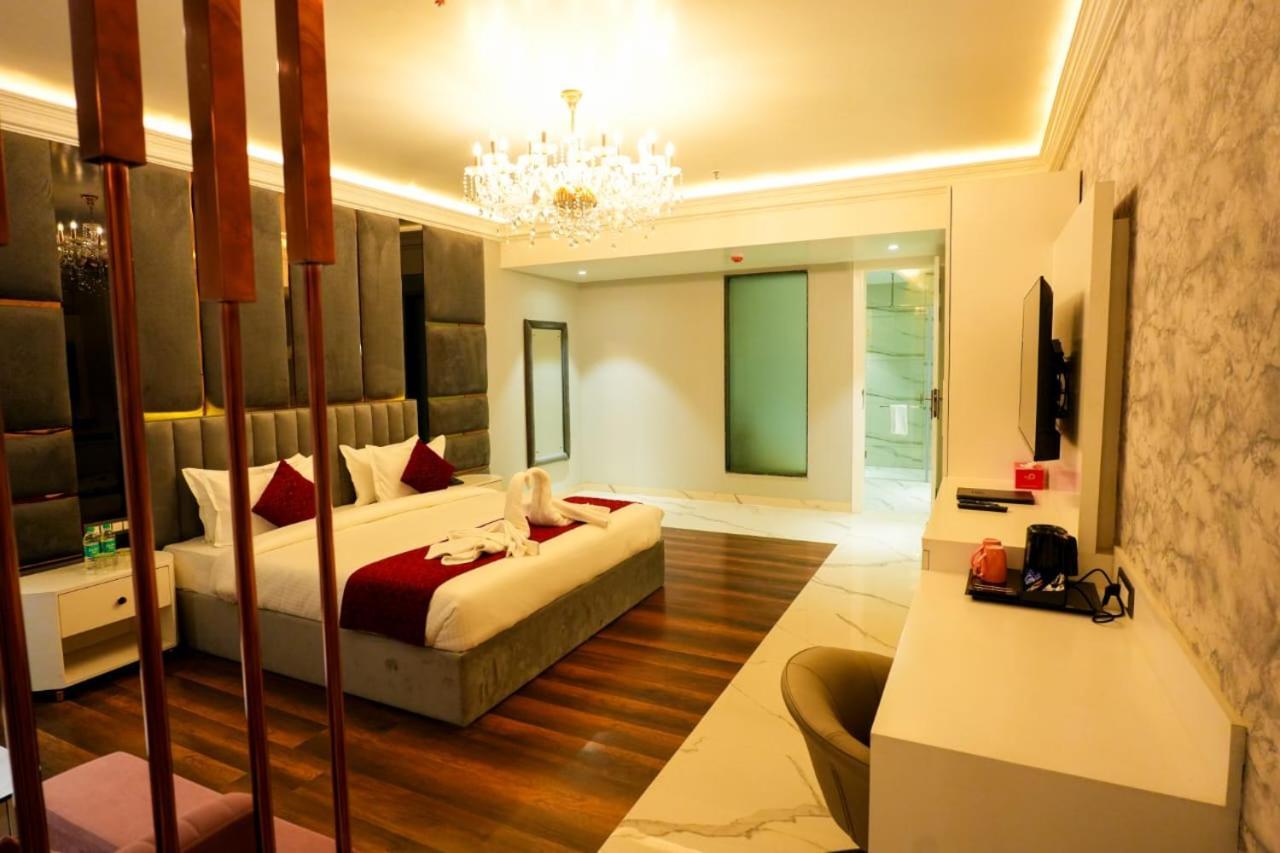 Hotel Adsan Heights Gajraula Esterno foto