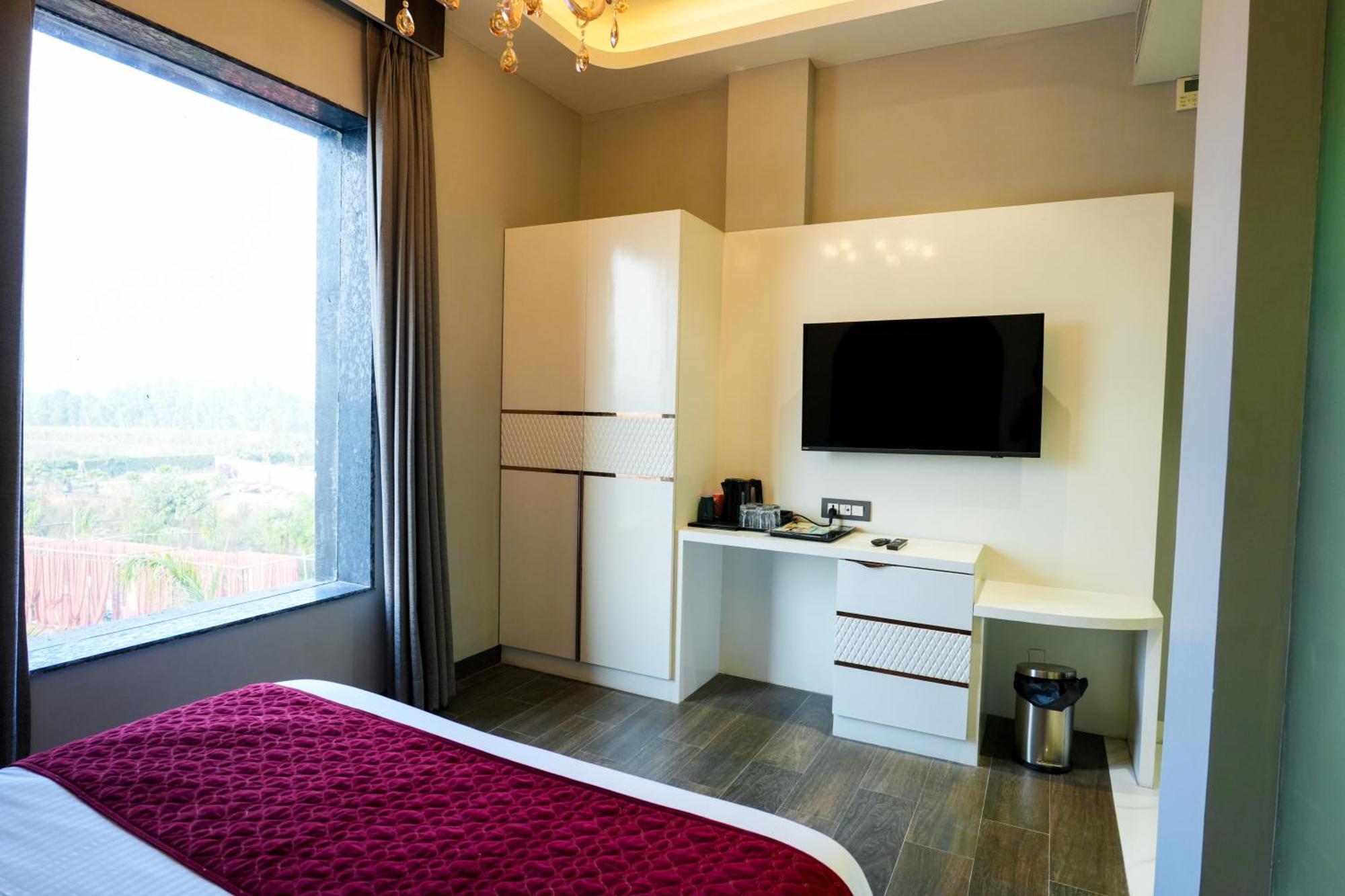 Hotel Adsan Heights Gajraula Esterno foto