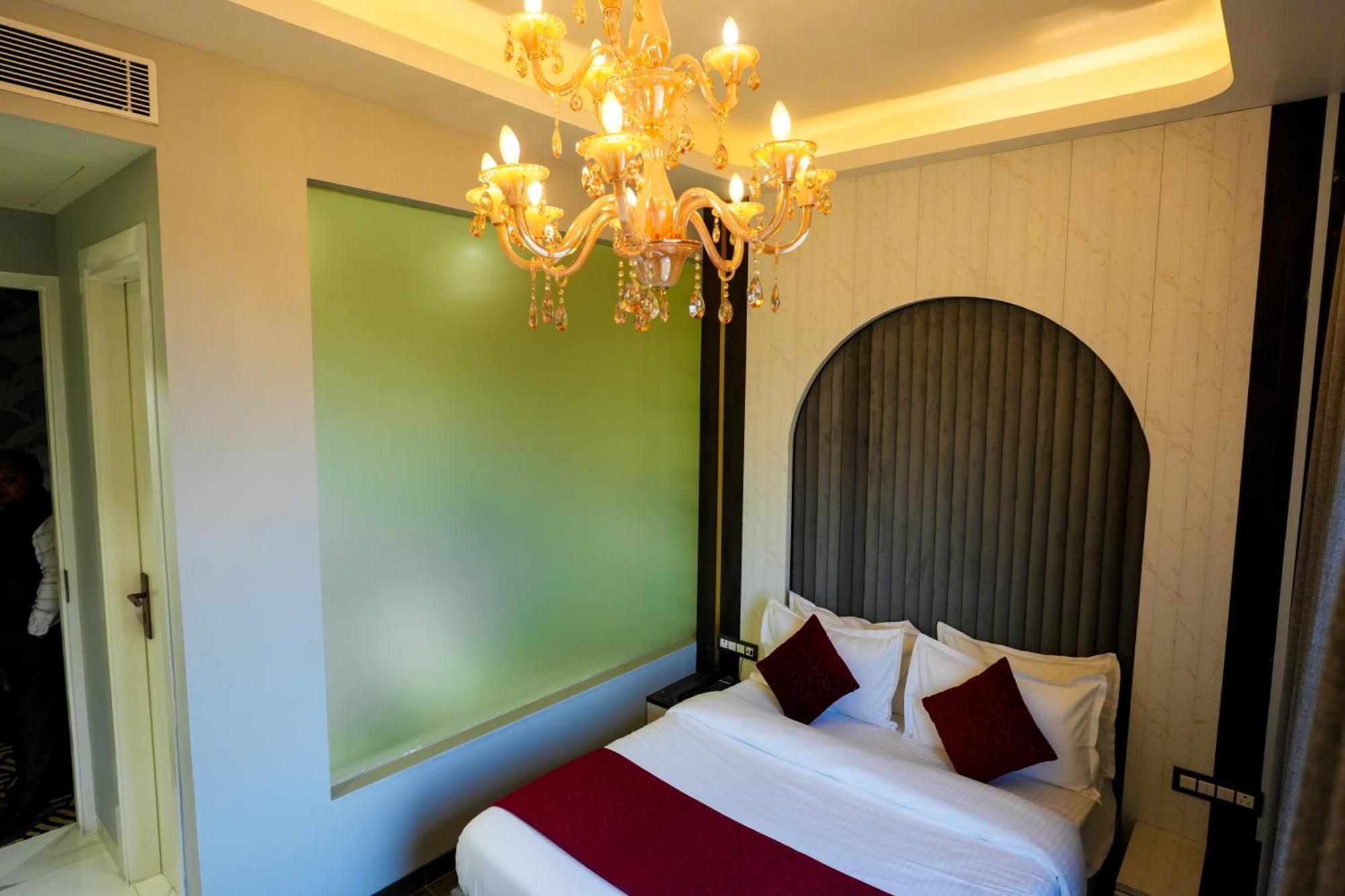 Hotel Adsan Heights Gajraula Esterno foto
