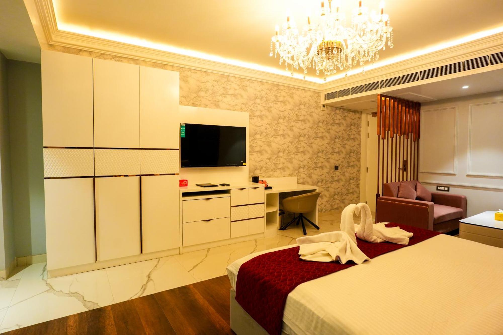 Hotel Adsan Heights Gajraula Esterno foto