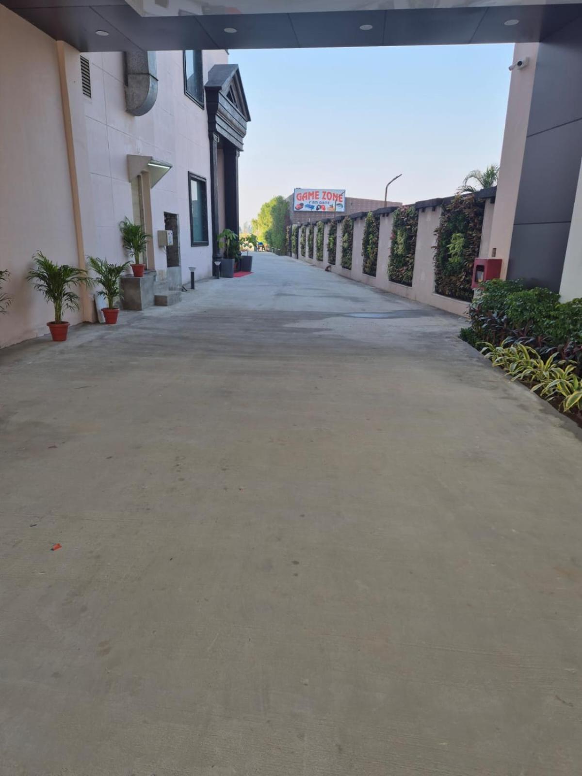 Hotel Adsan Heights Gajraula Esterno foto