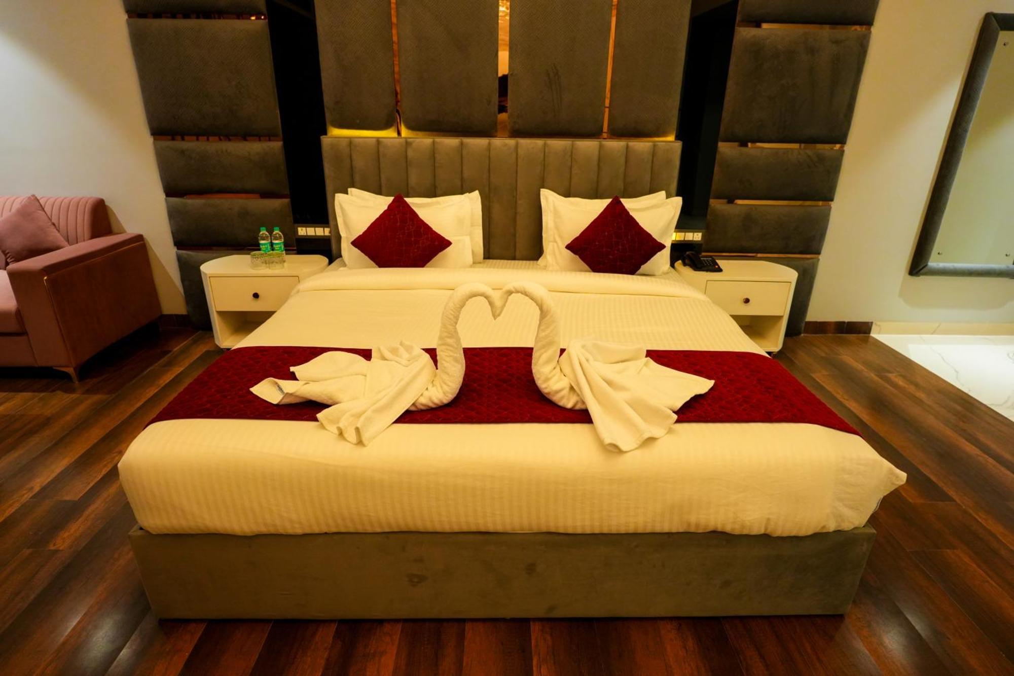 Hotel Adsan Heights Gajraula Esterno foto