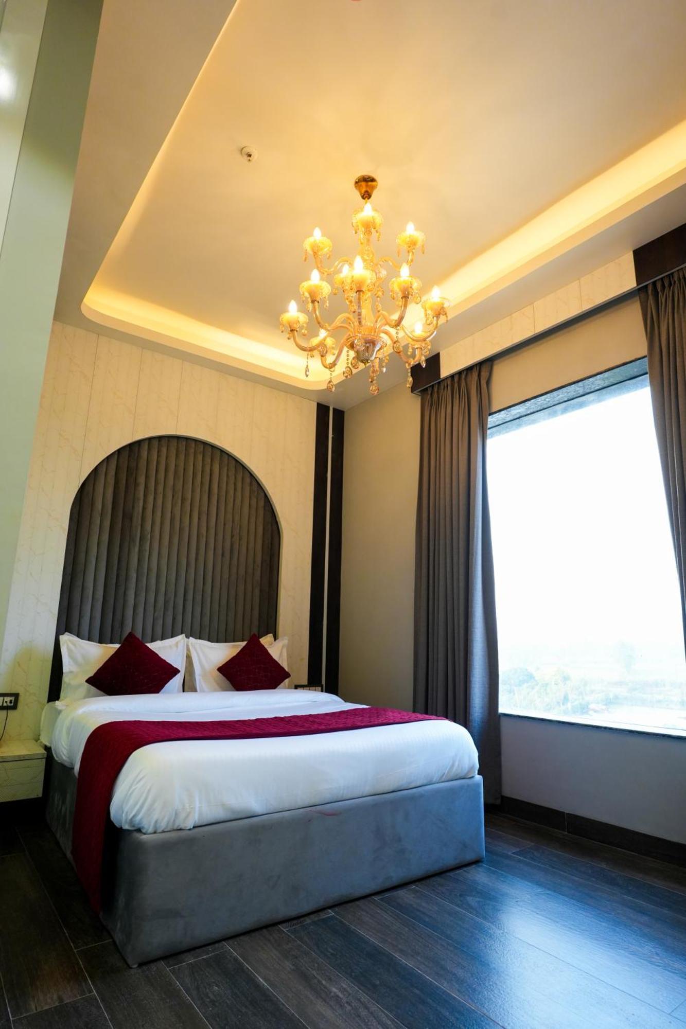 Hotel Adsan Heights Gajraula Esterno foto