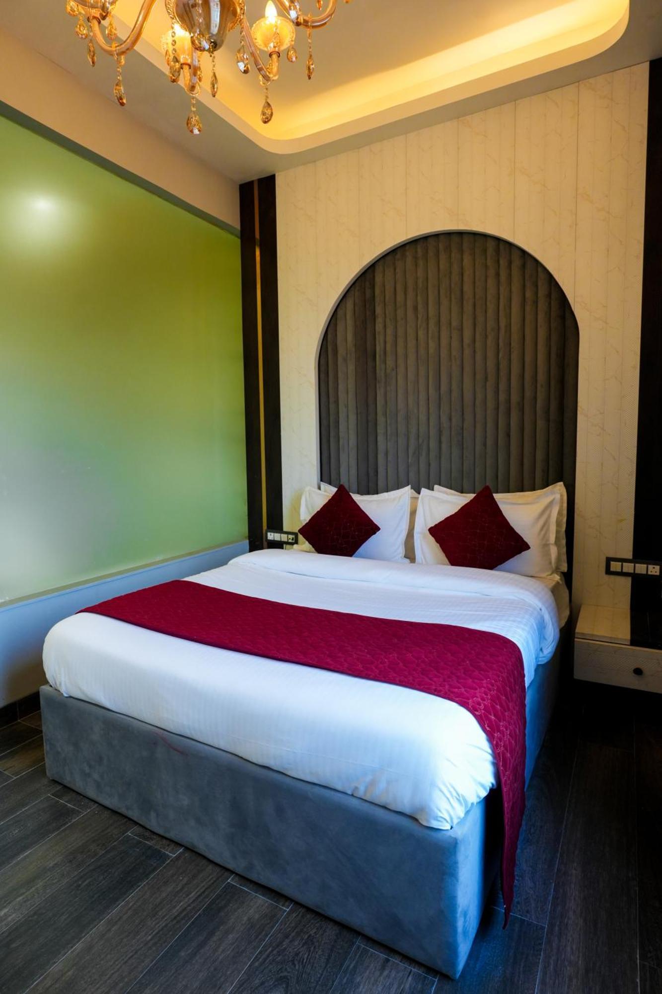 Hotel Adsan Heights Gajraula Esterno foto
